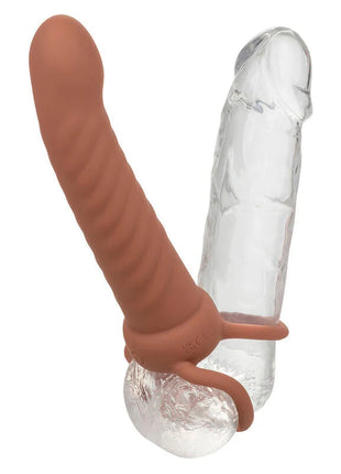 Transparenter silikon dildo mit braunem strukturiertem schaft und klarem sockel mit verstellbarem griffring von calexotics
