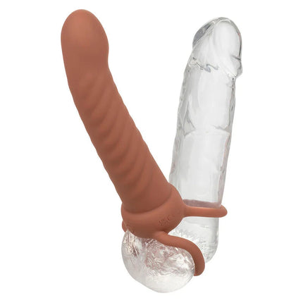 Transparenter silikon dildo mit braunem strukturiertem schaft und klarem sockel mit verstellbarem griffring von calexotics