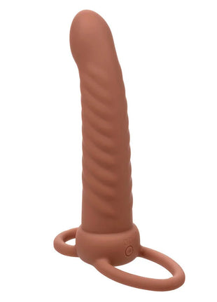 Tanfarbener silikon dildo mit geriffeltem schaft und integriertem ringfuß von CalExotics Maxx Ribbed Dual Penetrator