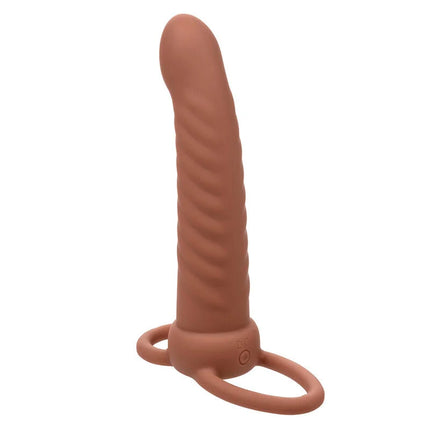 Tanfarbener silikon dildo mit geriffeltem schaft und integriertem ringfuß von CalExotics Maxx Ribbed Dual Penetrator