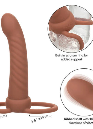 Brauner maxx gerippter dual-penetrator aus silikon mit integriertem skrotumring und 10 vibrationsmodi von calexotics
