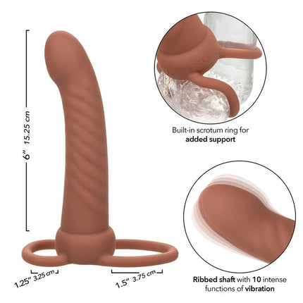 Brauner maxx gerippter dual-penetrator aus silikon mit integriertem skrotumring und 10 vibrationsmodi von calexotics