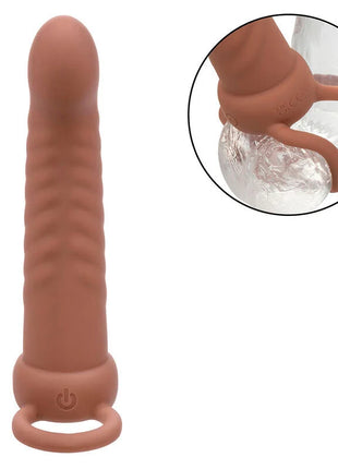 Tanfarbener silikon-vibrator mit gerippten struktur und power-knopf am fuß von calexotics maxx ribbed dual penetrator