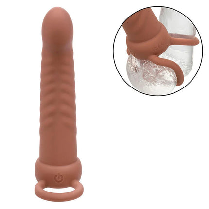 Tanfarbener silikon-vibrator mit gerippten struktur und power-knopf am fuß von calexotics maxx ribbed dual penetrator