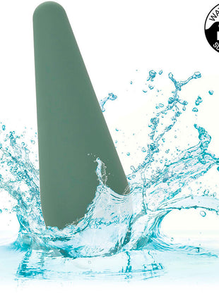 Olivegrüner, schlank zulaufender silikonvibrator mit ipx7 wasserdichtigkeit von calexotics mod chic stimulator grün