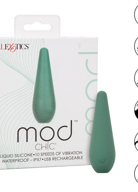 Ein schlanker matte sagegrüne liquid silikon vibrator mit glatter tropfenform und subtilem power-knopf am unteren ende von calexotics mod chic stimulator grün