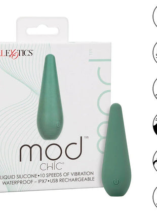 Ein schlanker matte sagegrüne liquid silikon vibrator mit glatter tropfenform und subtilem power-knopf am unteren ende von calexotics mod chic stimulator grün