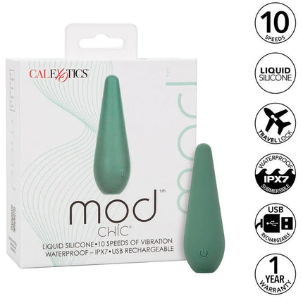Ein schlanker matte sagegrüne liquid silikon vibrator mit glatter tropfenform und subtilem power-knopf am unteren ende von calexotics mod chic stimulator grün