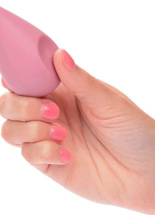 Pink silikon teardrop vibrator mit mod flair stimulator rosa in hand mit passenden pinken nägeln