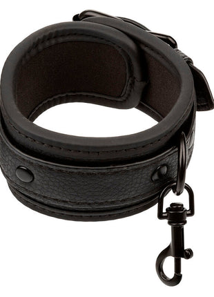Schwarzes lederfussmanschetten mit metallschnalle und karabiner von calexotics nocturnal fussmanschetten