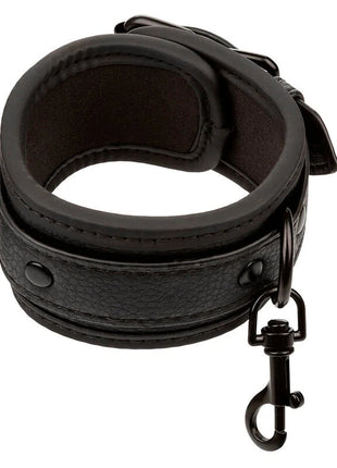 Schwarzes lederfussmanschetten mit metallschnalle und karabiner von calexotics nocturnal fussmanschetten