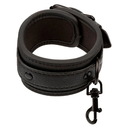 Schwarzes lederfussmanschetten mit metallschnalle und karabiner von calexotics nocturnal fussmanschetten