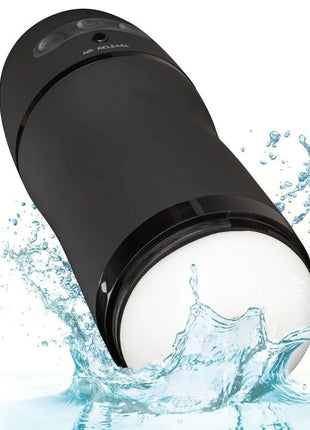 Schwarzer zylindrischer adult toy von calexotics mit weißem luftauslassknopf und mattem finish für vibrations- und saugfunktion