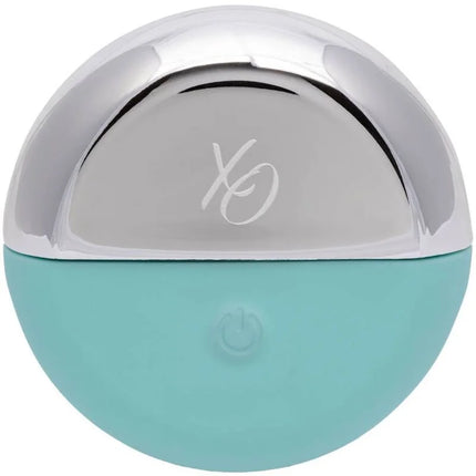 Ein eleganter, kugelförmiger dkny duftflakon mit chromdeckel und minzgrünem boden für calexotics ovation acclaim stimulator aqua green