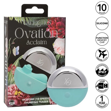 Die calexotics ovation acclaim stimulator aqua green ist ein teal silikongerät mit silberner metalloberseite, 10 geschwindigkeiten und usb-aufladung
