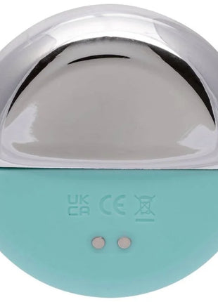 Ein glattes, zweifarbiges kugelförmiges gerät mit reflektierendem silbernen oberteil und mattem mintgrünem unterteil von calexotics ovation applause stimulator aqua green