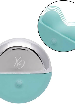 Ein elegantes zweifarbiges kugelförmiges stimulatormodell von calexotics ovation applause in silber und aqua grün mit xo-logo