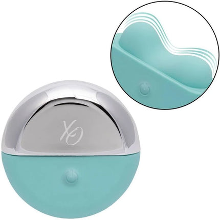 Ein elegantes zweifarbiges kugelförmiges stimulatormodell von calexotics ovation applause in silber und aqua grün mit xo-logo