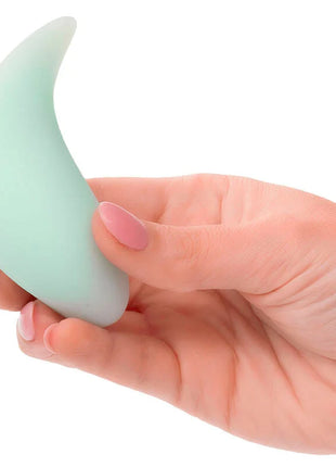 Ein weicher mintgrüner silikon vibrator in mondform mit 10 funktionen von calexotics pacifica bali teaser aqua