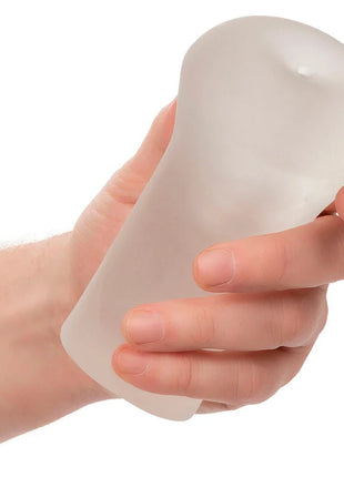 Transparente silikon-brustform in hand gehalten aus dem calexotics peak-saugpumpen-kit produkt
