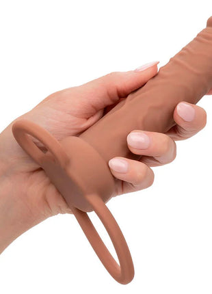 Tanfarbener silikon analplug mit ringaufsatz aus der calexotics performance maxx wiederaufladbaren dual-penetrator serie