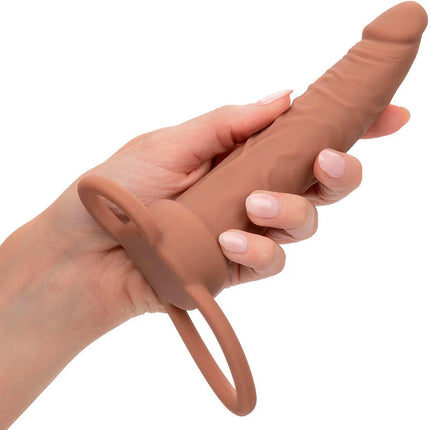 Tanfarbener silikon analplug mit ringaufsatz aus der calexotics performance maxx wiederaufladbaren dual-penetrator serie