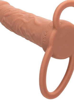 Brauner tan silikon analplug mit ringbefestigung von CalExotics Performance Maxx wiederaufladbar dual-penetrator