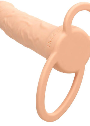 Peachfarbener silikon analplug mit ringbefestigung calexotics performance maxx wiederaufladbarer dual penetrator helle haut