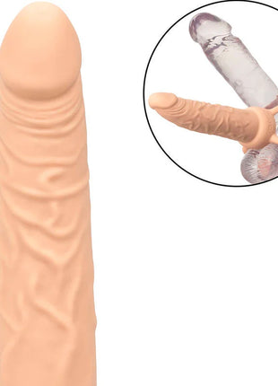 Beiger silikon dildo mit realistischen genoppten texturen und transparentem schutzmantel calexotics performance maxx dual penetrator helle haut