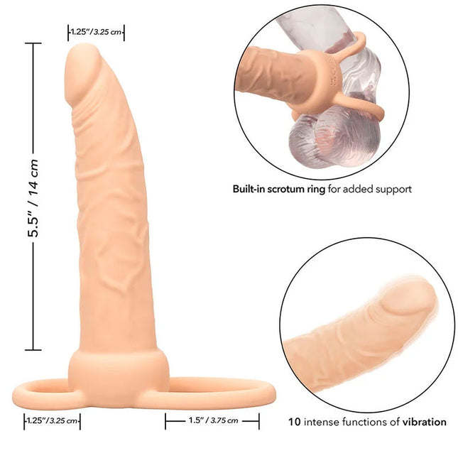 Beiger silikon dildo mit integriertem skrotumring und 10 vibrationsfunktionen von calexotics performance maxx