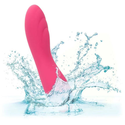Ein lebhaft rosa, schlank gestaltetes erwachsenenprodukt mit glatter, gewölbter oberfläche und feiner textur von calexotics pixies ripple rosa