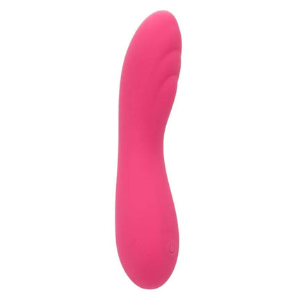 Ein schlankes pinkes silikonspielzeug mit glatter, gebogener form und feinen strukturierten rillen calexotics pixies ripple rosa