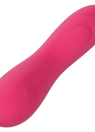 Ein schlankes, pinkes silikon-vibrationsspielzeug calexotics pixies ripple rosa mit ergonomischem design und power-knopf