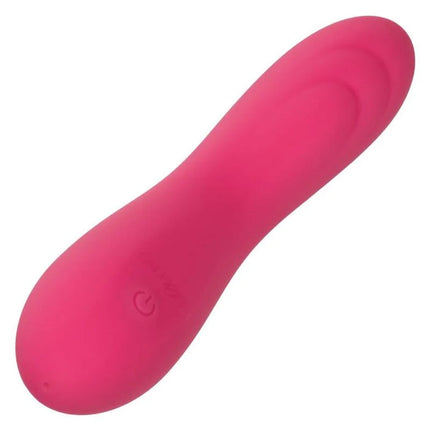 Ein schlankes, pinkes silikon-vibrationsspielzeug calexotics pixies ripple rosa mit ergonomischem design und power-knopf