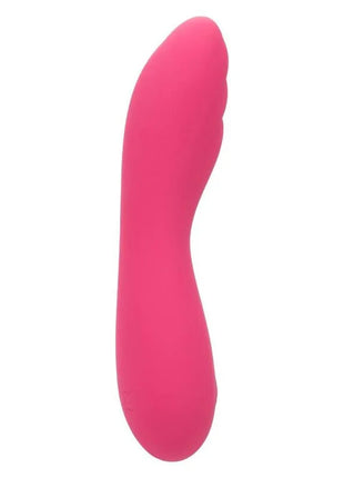 Ein schlankes, lebhaftes pinkfarbenes silikonspielzeug mit glattem, gebogenem design von calexotics pixies ripple rosa