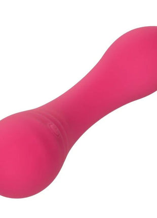 Ein lebhaft pinkes silikonvibrationsspielzeug mit glatter oberfläche rundem kopf und zugespitztem griff von calexotics