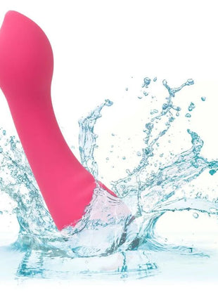 Calexotics pixies teaser rosa ein pinkes, geschwungenes erwachsenenspielzeug aus glattem silikon vor wasserspritzern