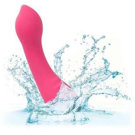 Calexotics pixies teaser rosa ein pinkes, geschwungenes erwachsenenspielzeug aus glattem silikon vor wasserspritzern
