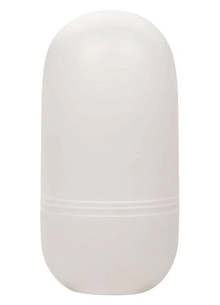 Ein weißer, durchscheinender roll-on deodorant mit glattem, gerundetem design und dezenten horizontalen rillen am boden von calexotics reversible ribbed stroker