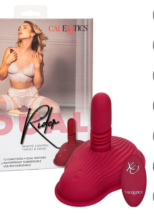 Die rote silikon rider massager mit doppelmotor und fernbedienung von calextics hat ein ergonomisches design