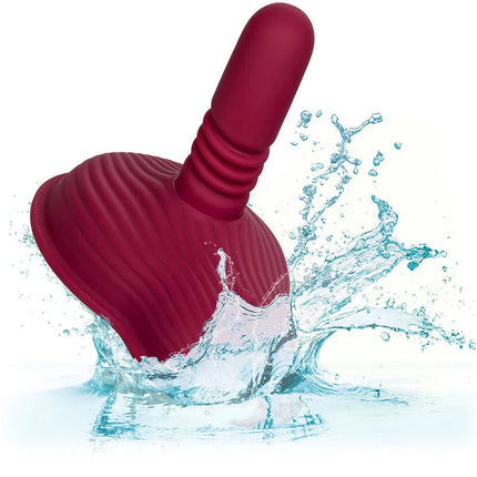 Roter calexotics rider massager doppelmotor mit fernbedienung rot aus silikon mit saugnapf und geriffeltem griff für nassanwendung
