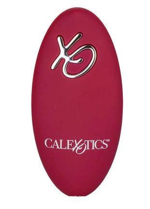 Ein eleganter matt roter ovaler calexotics rider massager mit doppelmotor und silbernem logo und markenname