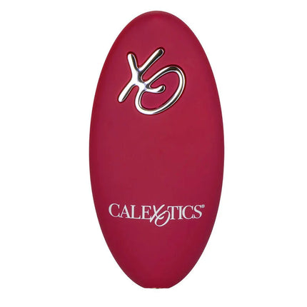 Ein eleganter matt roter ovaler calexotics rider massager mit doppelmotor und silbernem logo und markenname