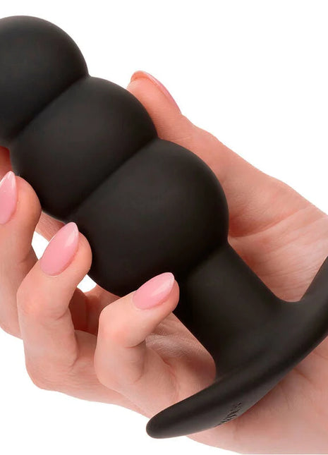 Schwarzer Silikon-analplug von CalExotics mit gerundetem, segmentiertem Körper und abgeflachtem Sockel für 10 Vibrationsmodi