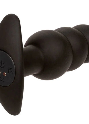 Calexotics rock bottom anal plug in schwarzem silikon mit perlen und ovalem bedienfeld mit power und lichtanzeigen