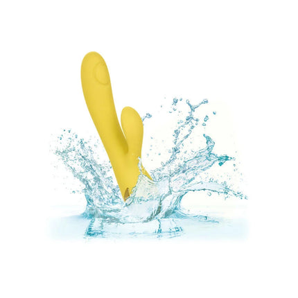 Gelber silikon-rabbit-vibrator von calexotics san diego verfühung mit glatter glänzender oberfläche und ergonomischen konturen