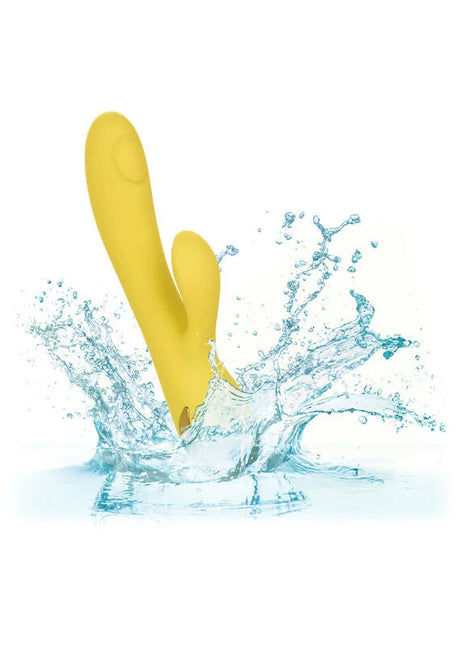 Gelber silikon-rabbit-vibrator von calexotics san diego verfühung mit glatter glänzender oberfläche und ergonomischen konturen