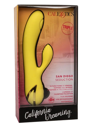 Gelbes, sleek geformtes erwachsenenprodukt mit glänzendem finish und schwarzen akzenten von calexotics san diego verführung