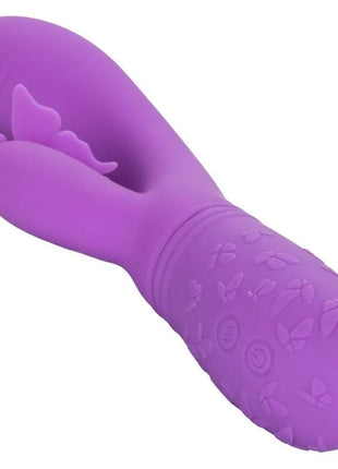 Lila silikon vibrator in hasenform mit schmetterling prägung am griff von calexotics schmetterling kuss flutter