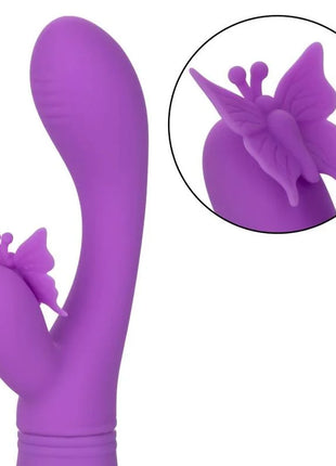 Purple silikon vibrator von calexotics mit schmetterlingsmotiv und geschwungener, glatter form